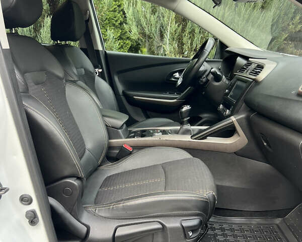 Белый Рено Kadjar, объемом двигателя 1.6 л и пробегом 252 тыс. км за 16850 $, фото 131 на Automoto.ua