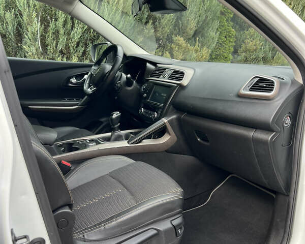 Белый Рено Kadjar, объемом двигателя 1.6 л и пробегом 252 тыс. км за 17800 $, фото 88 на Automoto.ua