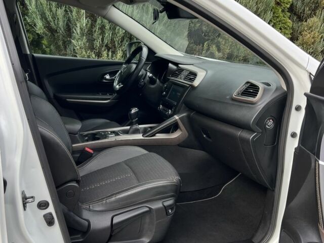 Білий Рено Kadjar, об'ємом двигуна 1.6 л та пробігом 252 тис. км за 17300 $, фото 12 на Automoto.ua