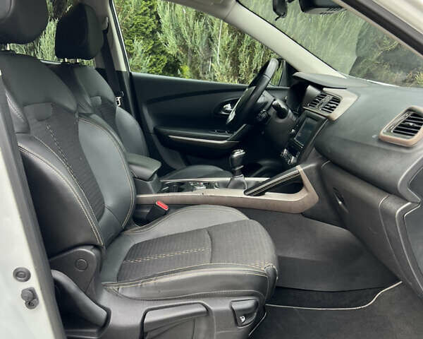 Белый Рено Kadjar, объемом двигателя 1.6 л и пробегом 252 тыс. км за 17800 $, фото 83 на Automoto.ua