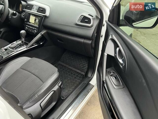 Білий Рено Kadjar, об'ємом двигуна 1.46 л та пробігом 162 тис. км за 16750 $, фото 13 на Automoto.ua