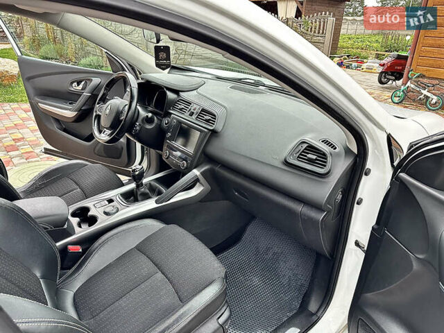 Білий Рено Kadjar, об'ємом двигуна 1.6 л та пробігом 210 тис. км за 13799 $, фото 25 на Automoto.ua