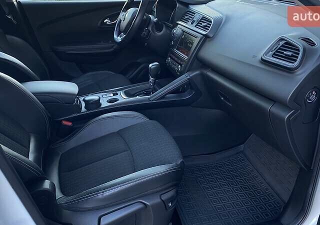 Белый Рено Kadjar, объемом двигателя 1.46 л и пробегом 100 тыс. км за 17485 $, фото 5 на Automoto.ua