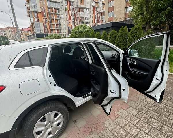 Белый Рено Kadjar, объемом двигателя 1.2 л и пробегом 102 тыс. км за 12381 $, фото 2 на Automoto.ua