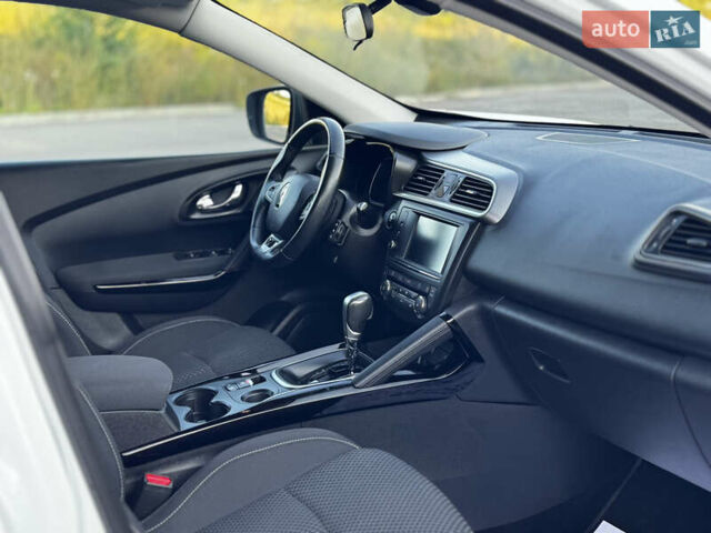 Белый Рено Kadjar, объемом двигателя 1.5 л и пробегом 155 тыс. км за 17700 $, фото 59 на Automoto.ua