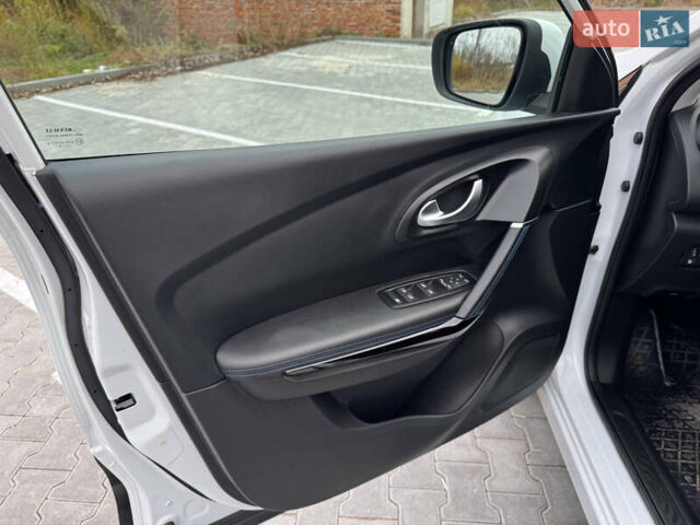 Белый Рено Kadjar, объемом двигателя 1.46 л и пробегом 93 тыс. км за 19600 $, фото 25 на Automoto.ua