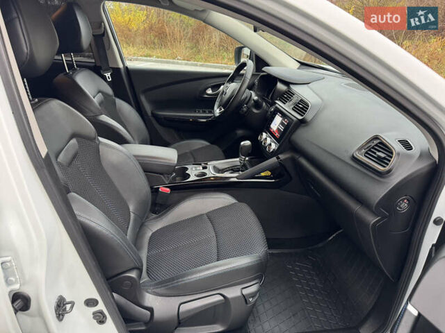 Белый Рено Kadjar, объемом двигателя 1.46 л и пробегом 93 тыс. км за 19600 $, фото 30 на Automoto.ua