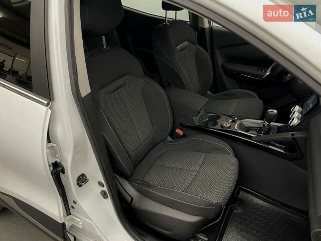 Белый Рено Kadjar, объемом двигателя 1.2 л и пробегом 85 тыс. км за 17241 $, фото 19 на Automoto.ua