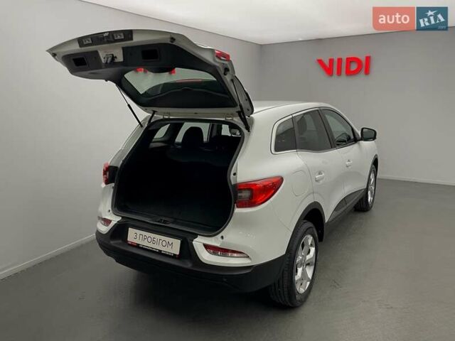 Белый Рено Kadjar, объемом двигателя 1.2 л и пробегом 85 тыс. км за 17241 $, фото 5 на Automoto.ua