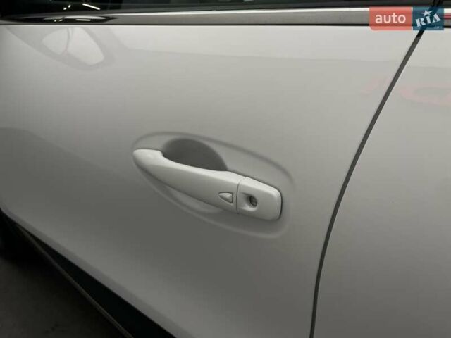Белый Рено Kadjar, объемом двигателя 1.2 л и пробегом 85 тыс. км за 17241 $, фото 16 на Automoto.ua