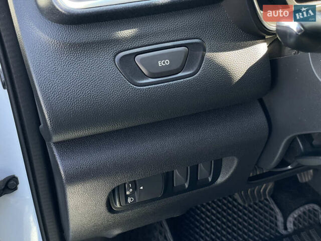 Белый Рено Kadjar, объемом двигателя 1.46 л и пробегом 103 тыс. км за 20900 $, фото 22 на Automoto.ua