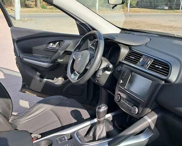 Черный Рено Kadjar, объемом двигателя 1.5 л и пробегом 107 тыс. км за 15000 $, фото 6 на Automoto.ua