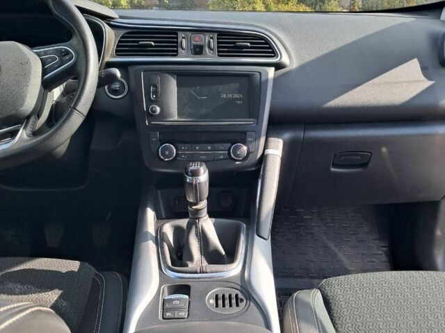 Черный Рено Kadjar, объемом двигателя 1.5 л и пробегом 107 тыс. км за 15000 $, фото 4 на Automoto.ua