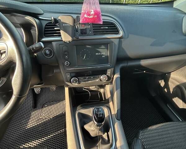 Черный Рено Kadjar, объемом двигателя 1.6 л и пробегом 147 тыс. км за 16900 $, фото 15 на Automoto.ua