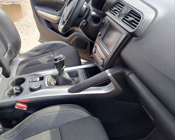 Чорний Рено Kadjar, об'ємом двигуна 1.6 л та пробігом 165 тис. км за 16500 $, фото 8 на Automoto.ua