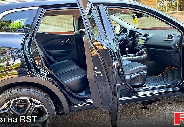 Черный Рено Kadjar, объемом двигателя 1.6 л и пробегом 146 тыс. км за 16950 $, фото 7 на Automoto.ua