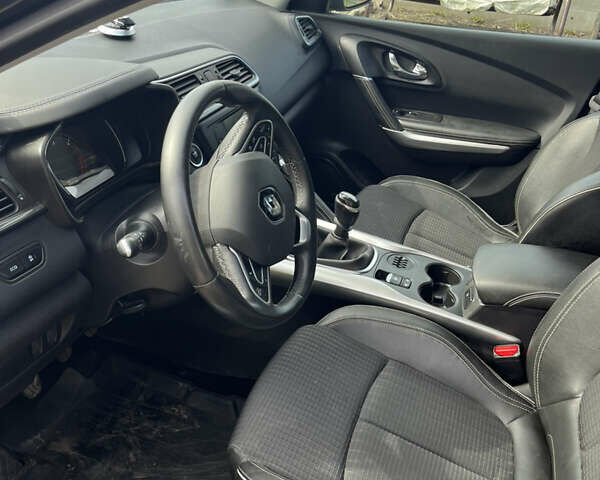 Сірий Рено Kadjar, об'ємом двигуна 1.6 л та пробігом 109 тис. км за 17000 $, фото 7 на Automoto.ua