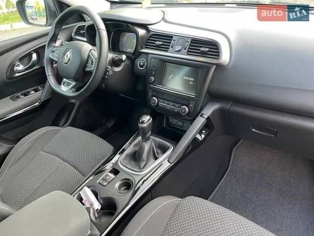 Серый Рено Kadjar, объемом двигателя 1.5 л и пробегом 191 тыс. км за 15800 $, фото 26 на Automoto.ua