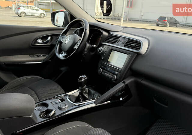 Серый Рено Kadjar, объемом двигателя 1.6 л и пробегом 245 тыс. км за 15000 $, фото 49 на Automoto.ua