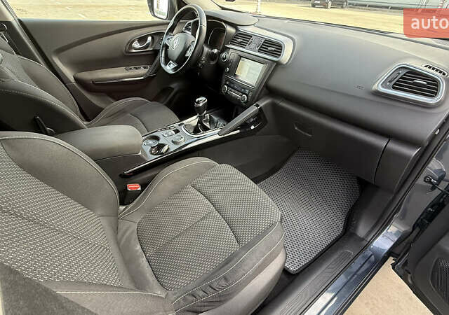 Серый Рено Kadjar, объемом двигателя 1.6 л и пробегом 245 тыс. км за 15000 $, фото 48 на Automoto.ua