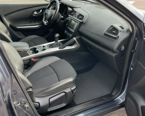 Серый Рено Kadjar, объемом двигателя 1.5 л и пробегом 243 тыс. км за 15600 $, фото 27 на Automoto.ua