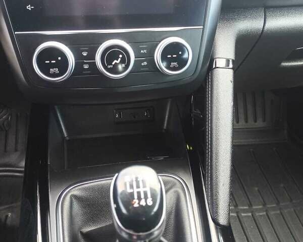 Серый Рено Kadjar, объемом двигателя 1.46 л и пробегом 188 тыс. км за 18500 $, фото 2 на Automoto.ua