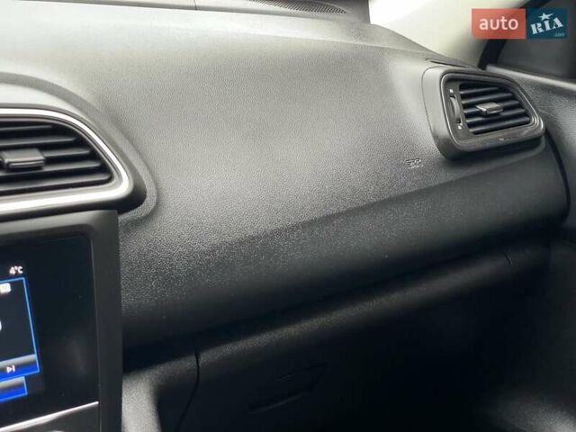 Серый Рено Kadjar, объемом двигателя 1.5 л и пробегом 147 тыс. км за 19999 $, фото 57 на Automoto.ua