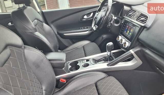 Серый Рено Kadjar, объемом двигателя 1.5 л и пробегом 139 тыс. км за 18950 $, фото 84 на Automoto.ua