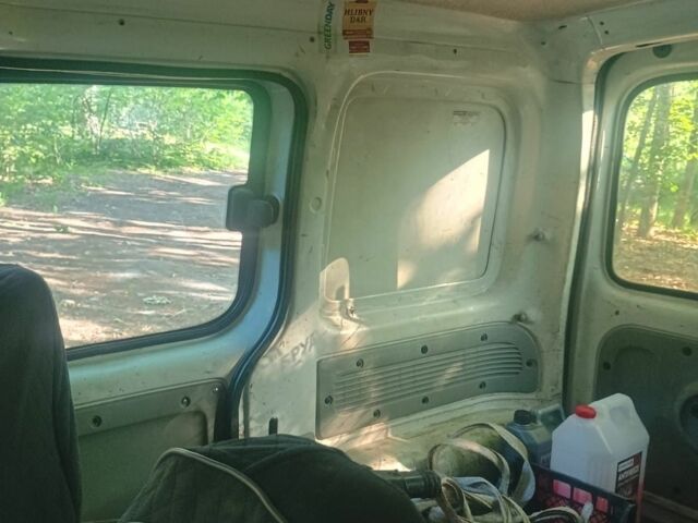 Белый Рено Кенгу Экспресс, объемом двигателя 1.5 л и пробегом 300 тыс. км за 1800 $, фото 7 на Automoto.ua