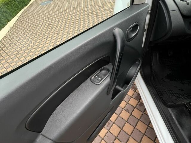 Белый Рено Кенгу Экспресс, объемом двигателя 1.4 л и пробегом 300 тыс. км за 4300 $, фото 12 на Automoto.ua