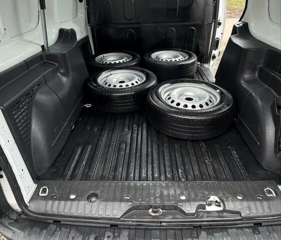 Белый Рено Кенгу Экспресс, объемом двигателя 1.5 л и пробегом 234 тыс. км за 7700 $, фото 4 на Automoto.ua