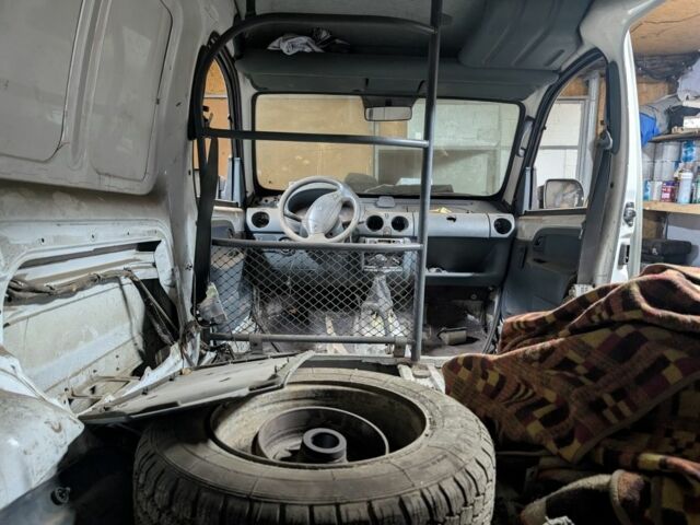 Белый Рено Кенгу Экспресс, объемом двигателя 2 л и пробегом 200 тыс. км за 800 $, фото 5 на Automoto.ua