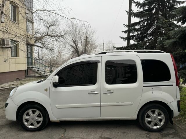 Белый Рено Кенгу Экспресс, объемом двигателя 1.5 л и пробегом 329 тыс. км за 5199 $, фото 4 на Automoto.ua