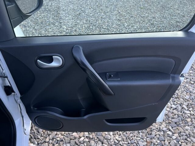 Белый Рено Кенгу Экспресс, объемом двигателя 1.5 л и пробегом 270 тыс. км за 10799 $, фото 8 на Automoto.ua