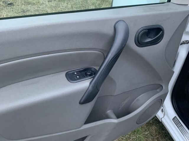 Белый Рено Кенгу Экспресс, объемом двигателя 1.5 л и пробегом 270 тыс. км за 4900 $, фото 4 на Automoto.ua