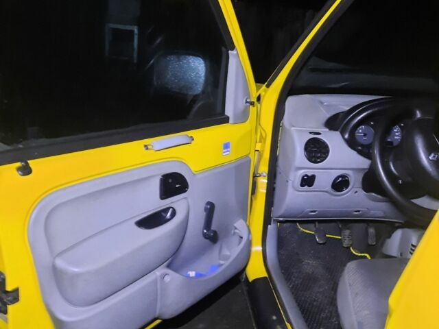 Желтый Рено Кенгу Экспресс, объемом двигателя 1.9 л и пробегом 252 тыс. км за 2900 $, фото 7 на Automoto.ua