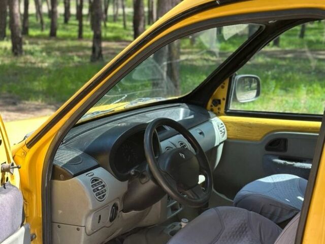 Желтый Рено Кенгу Экспресс, объемом двигателя 1.5 л и пробегом 240 тыс. км за 2200 $, фото 2 на Automoto.ua