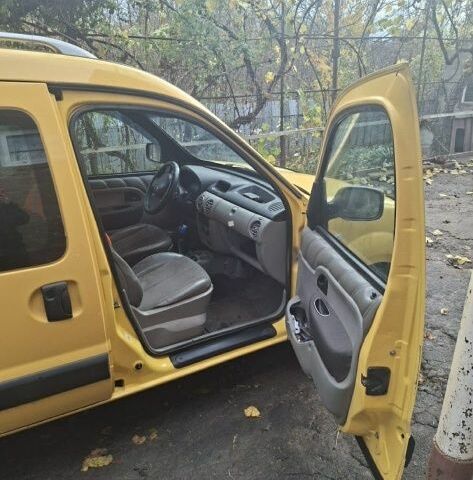 Желтый Рено Кенгу Экспресс, объемом двигателя 1.5 л и пробегом 215 тыс. км за 3784 $, фото 2 на Automoto.ua