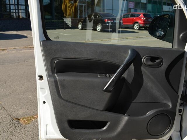 Белый Рено Кенгу, объемом двигателя 1.5 л и пробегом 202 тыс. км за 6490 $, фото 8 на Automoto.ua