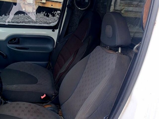 Белый Рено Кенгу, объемом двигателя 1.9 л и пробегом 195 тыс. км за 1700 $, фото 2 на Automoto.ua