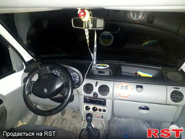 Белый Рено Кенгу, объемом двигателя 1.5 л и пробегом 400 тыс. км за 2300 $, фото 5 на Automoto.ua