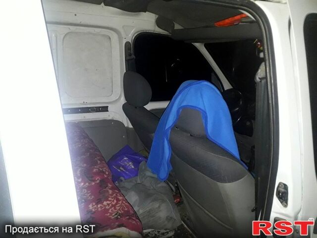 Белый Рено Кенгу, объемом двигателя 1.5 л и пробегом 400 тыс. км за 2300 $, фото 6 на Automoto.ua