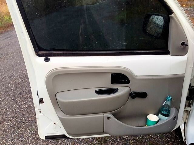 Белый Рено Кенгу, объемом двигателя 1.5 л и пробегом 0 тыс. км за 2000 $, фото 6 на Automoto.ua