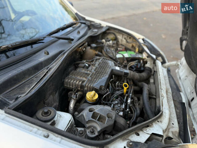 Белый Рено Кенгу, объемом двигателя 1.5 л и пробегом 303 тыс. км за 2300 $, фото 22 на Automoto.ua