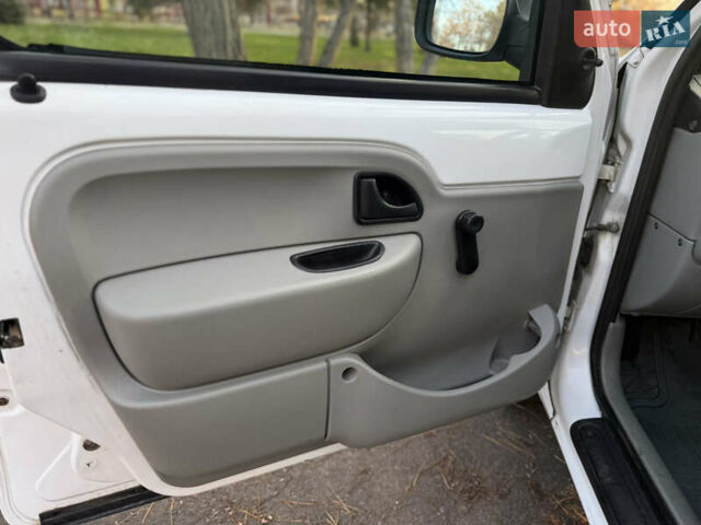 Белый Рено Кенгу, объемом двигателя 1.5 л и пробегом 303 тыс. км за 2300 $, фото 15 на Automoto.ua