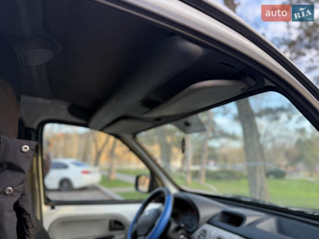 Белый Рено Кенгу, объемом двигателя 1.5 л и пробегом 303 тыс. км за 2300 $, фото 21 на Automoto.ua