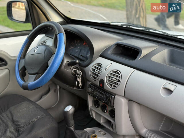 Белый Рено Кенгу, объемом двигателя 1.5 л и пробегом 303 тыс. км за 2300 $, фото 18 на Automoto.ua