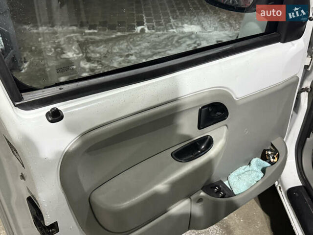 Белый Рено Кенгу, объемом двигателя 1.5 л и пробегом 237 тыс. км за 2900 $, фото 9 на Automoto.ua