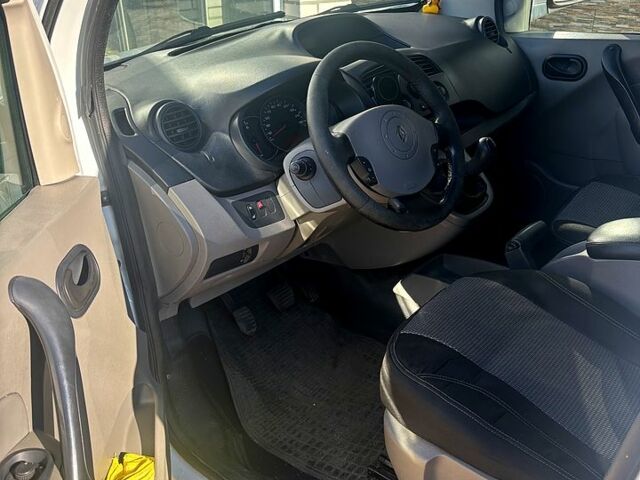 Белый Рено Кенгу, объемом двигателя 1.5 л и пробегом 400 тыс. км за 3600 $, фото 3 на Automoto.ua