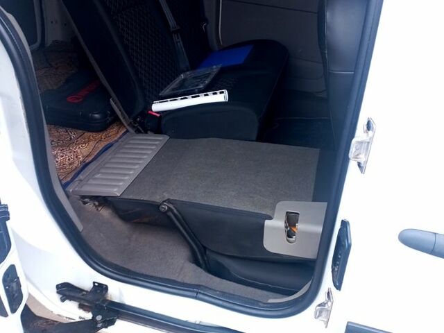 Белый Рено Кенгу, объемом двигателя 1.6 л и пробегом 195 тыс. км за 5800 $, фото 7 на Automoto.ua